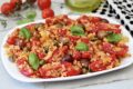 Non buttare il pane vecchio! Preparaci questa insalata di datterini croccante