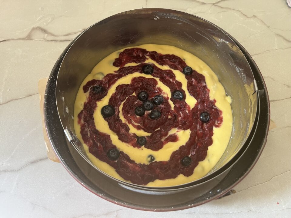 Torta con mirtilli e marmellata 