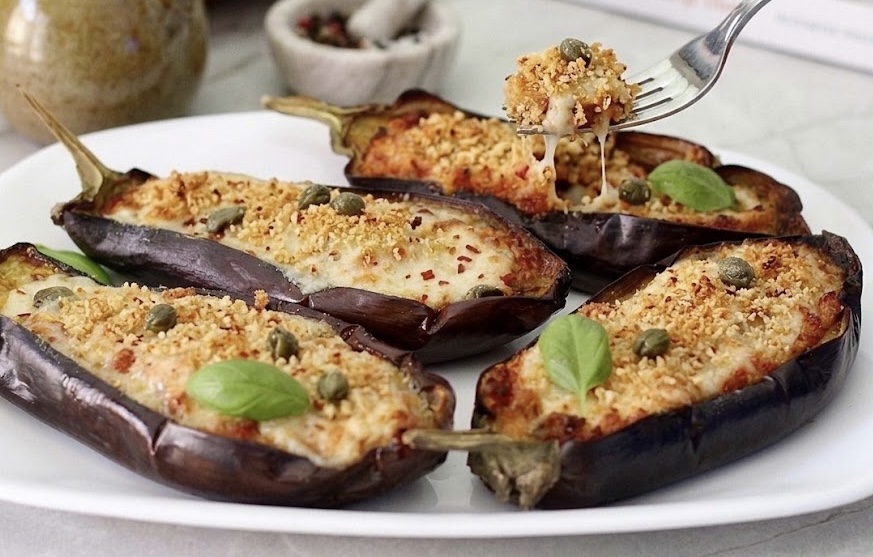 La ricetta  melanzane farcite alla mediterranea e' un concentrato di pura golosità dove il tonno sapido, i capperi briosi e il pomodoro succoso si tuffano in un abbraccio super filante di scamorza e parmigiano