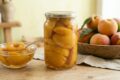 Pesche sciroppate con POCO ZUCCHERO: la ricetta della nonna che preparo ogni estate