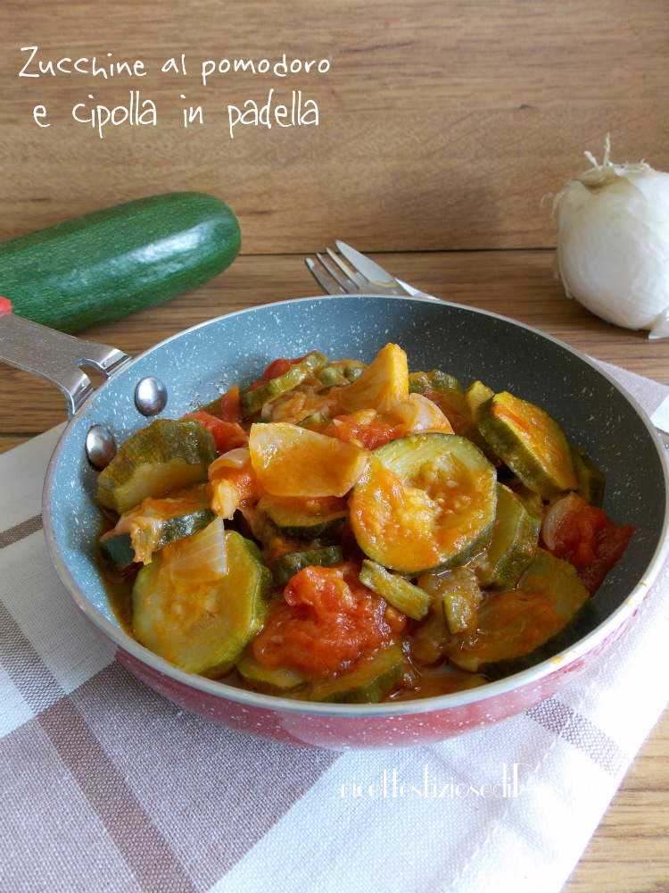 Zucchine al pomodoro e cipolla in padella | ricettesfiziosedirosaria