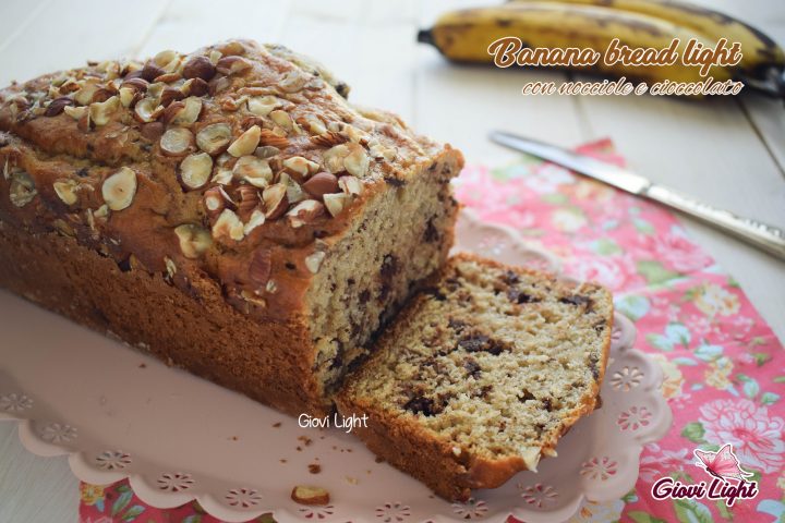 Banana bread light con nocciole e cioccolato