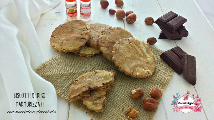 Biscotti di riso marmorizzati con nocciole e cioccolato