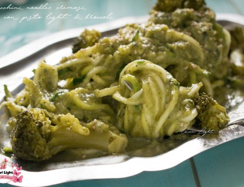 Zucchini noodles cremosi con pesto light di broccoli
