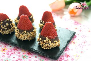Fragole golose con cioccolato e nocciole