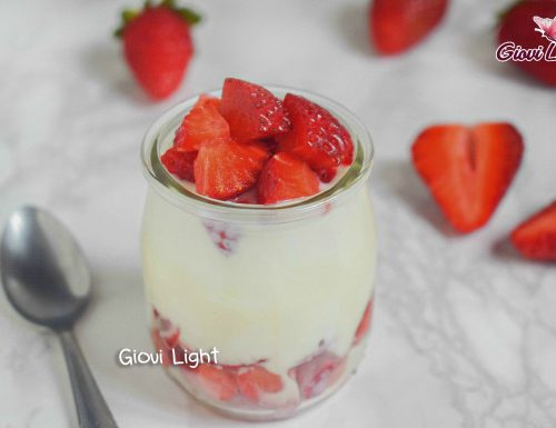 Dessert velocissimo LIGHT di yogurt, vaniglia e fragole