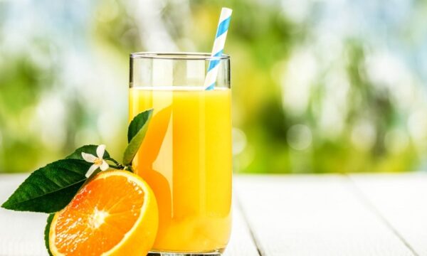 Cocktail vegan di vodka e arancia