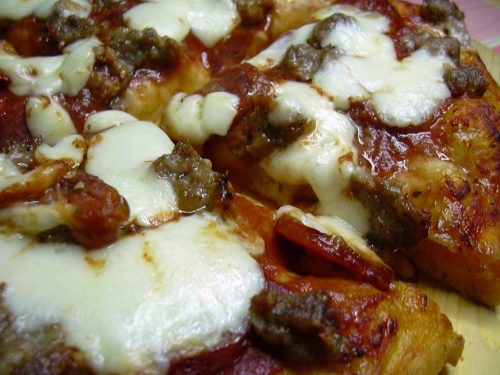 Pizza “Pitbull” con salame piccante, salsiccia e olio al peperoncino