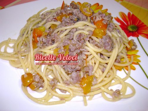 Spaghetti con salsiccia, cipolla di Suasa e pomodorini gialli