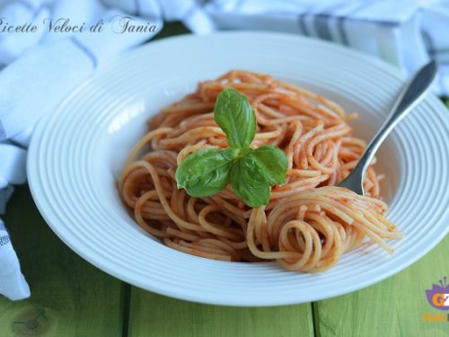 Spaghetti al pomodoro, burro e parmigiano