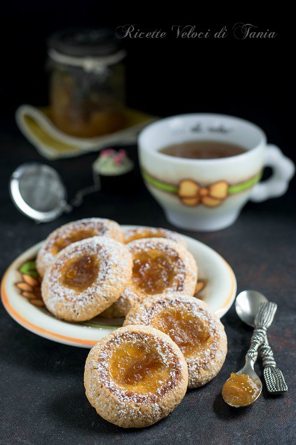 Biscotti alle mandorle con marmellata di limoni