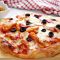 Pizza con peperoni e olive nere