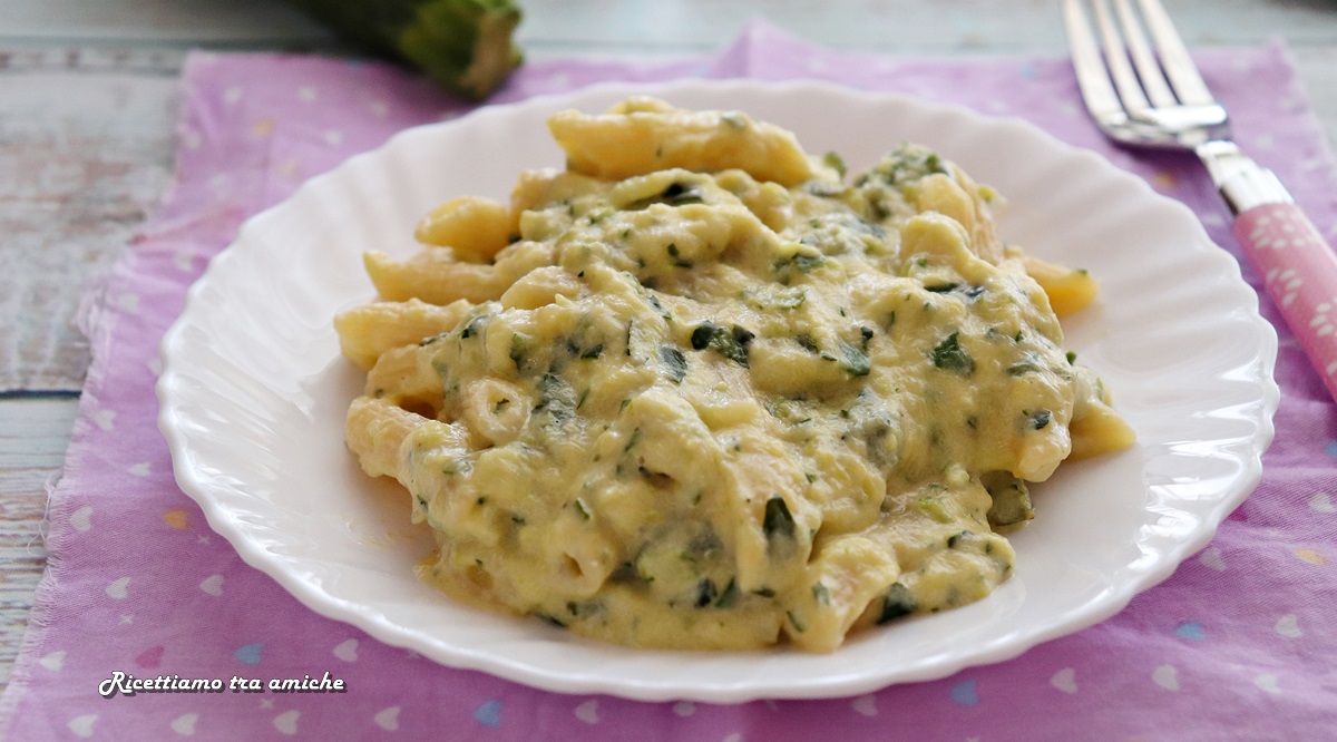 Pasta con crema di zucchine e stracchino - primo piatto cremoso