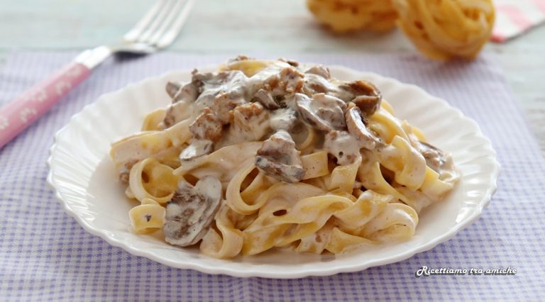 Fettuccine Con Panna Funghi E Salsiccia Primo Piatto Cremoso