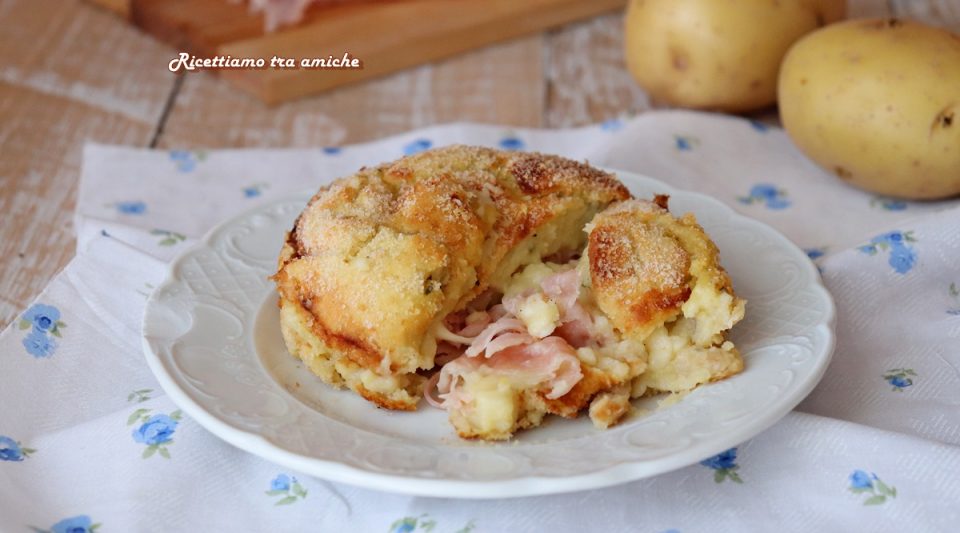 Tortino di patate con prosciutto e scamorza al forno