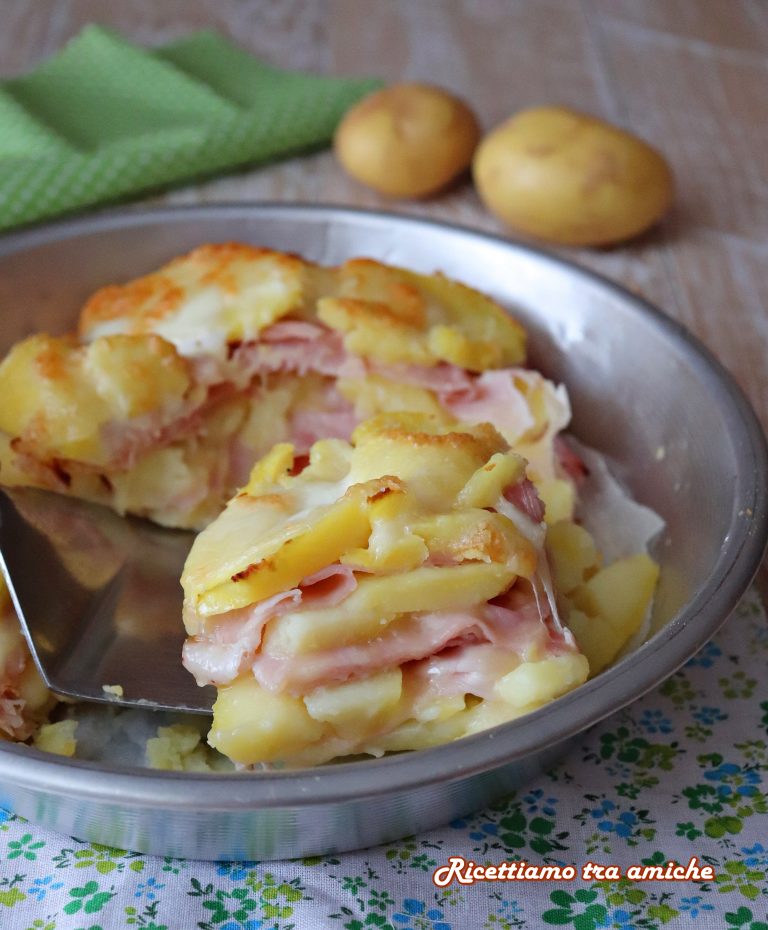 Parmigiana di patate con prosciutto e mozzarella al forno