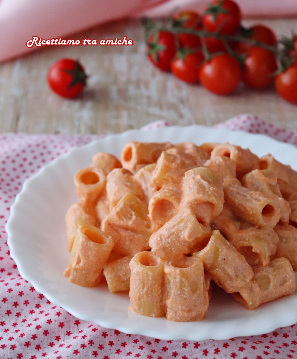 Pasta con crema di ricotta e pomodorini - primo piatto cremoso