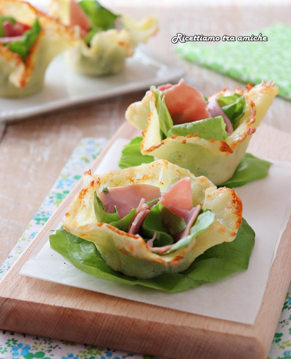 Cestini di parmigiano con prosciutto cotto e insalata