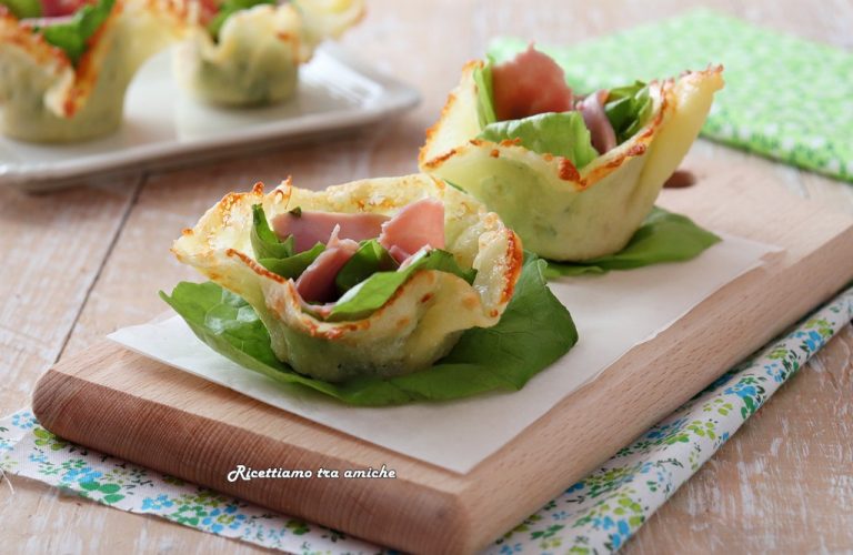 Cestini di parmigiano con prosciutto cotto e insalata