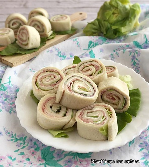 Girelle di tramezzini con prosciutto cotto e philadelphia