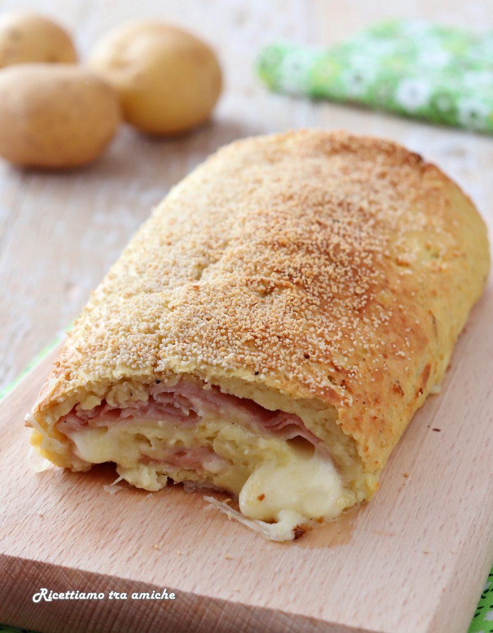 Rotolo di patate farcito con prosciutto cotto e scamorza