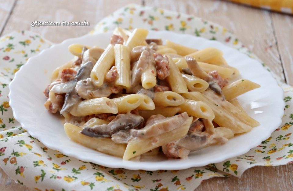 Penne alla boscaiola con panna funghi e salsiccia - PRIMO PIATTO