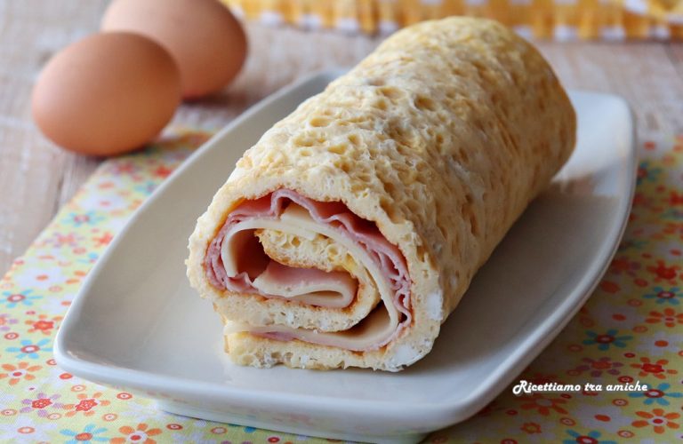 Rotolo di frittata ripieno di prosciutto cotto e formaggio