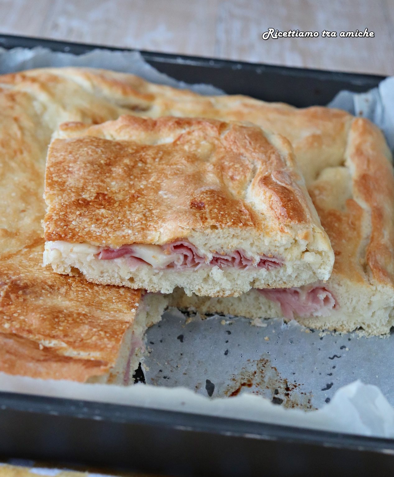 Focaccia soffice con prosciutto cotto e mozzarella Ricetta semplice