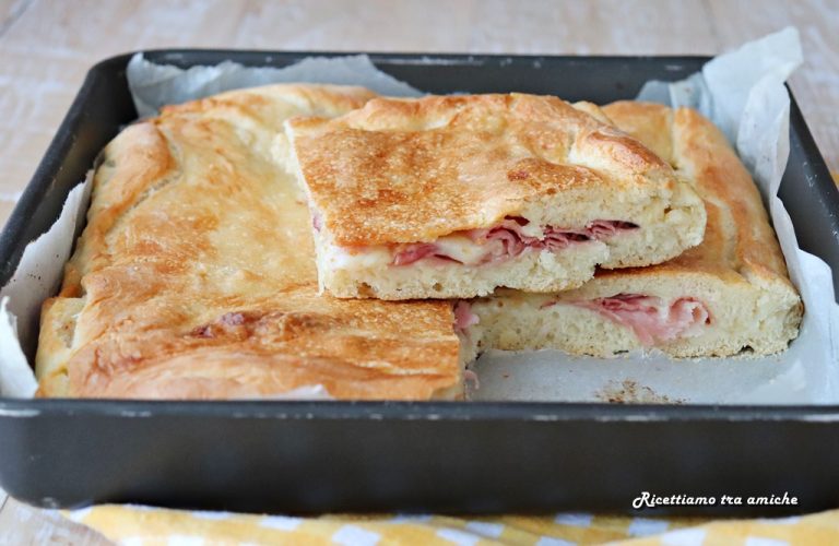 Focaccia soffice con prosciutto cotto e mozzarella Ricetta semplice