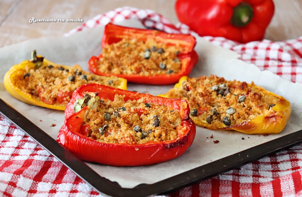 Peperoni gratinati ripieni al forno - Ricetta semplice e veloce