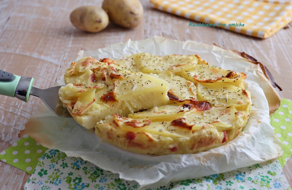 Torta di patate morbida con prosciutto cotto e scamorza