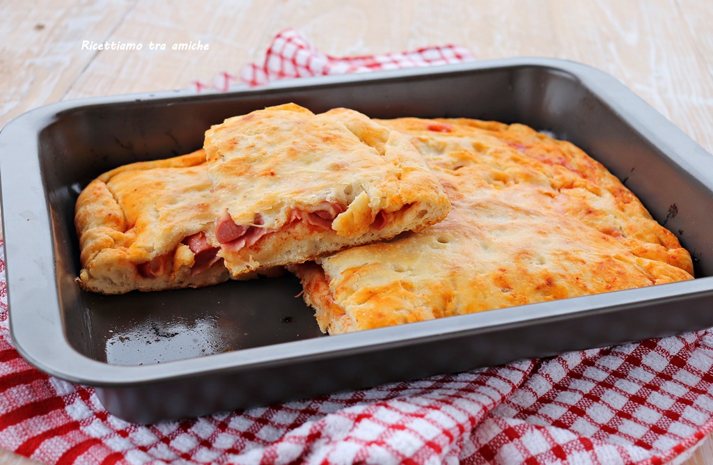 Focaccia farcita con pomodoro prosciutto e scamorza ricetta svuotafrigo