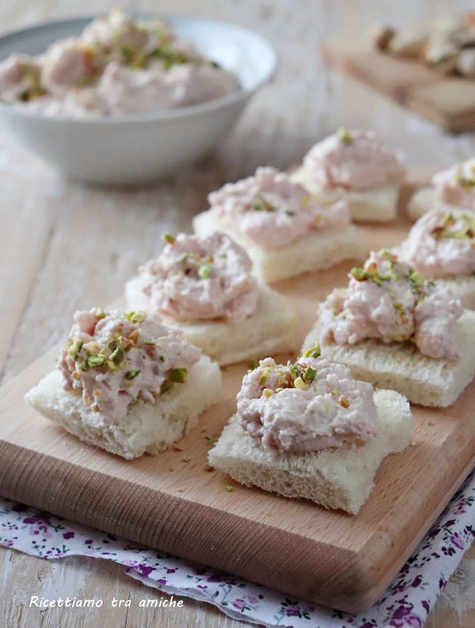 Tartine con mousse di mortadella e pistacchi antipasto veloce