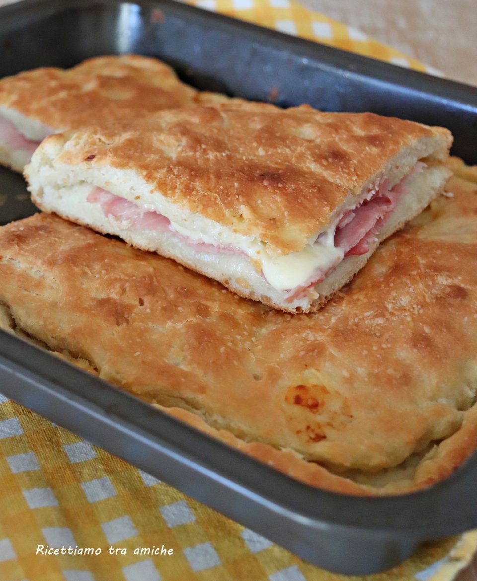 Focaccia farcita con prosciutto scamorza e stracchino