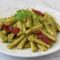 Pasta con pesto di rucola e pomodori secchi
