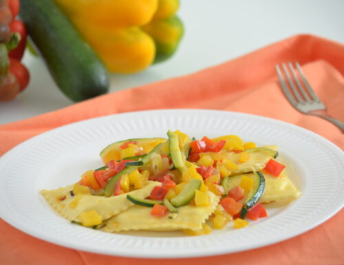 RAVIOLI RIPIENI DI BURRATA CON PEPERONI E ZUCCHINE