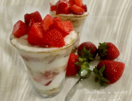Semifreddo in bicchiere con fragole allo yogurt
