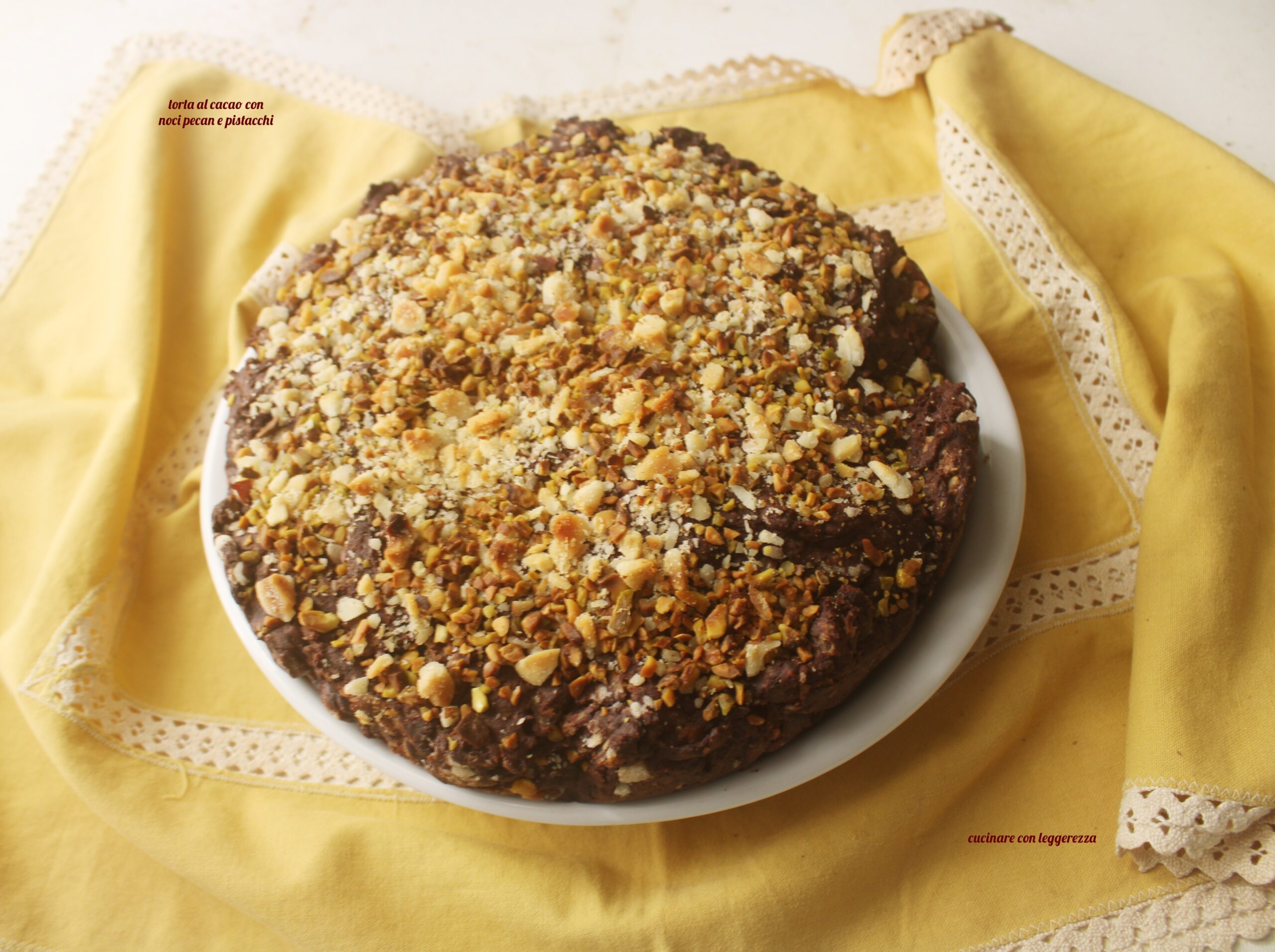 torta al cacao con noci pecan e pistacchi