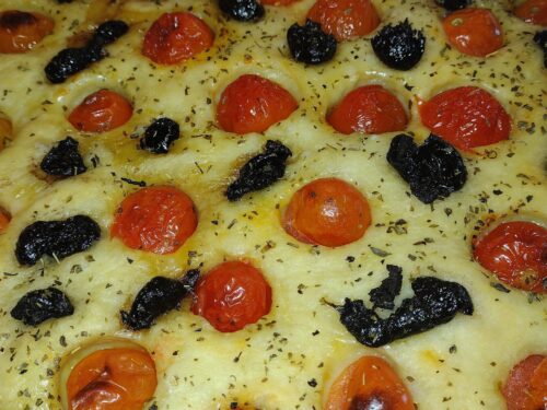 Pizza con pomodorini e ulive