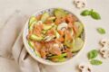 Insalata di zucchine funghi e salmone affumicato