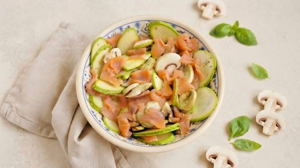 Insalata di zucchine funghi e salmone affumicato