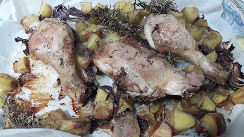 Pollo al forno con patate e cipolle