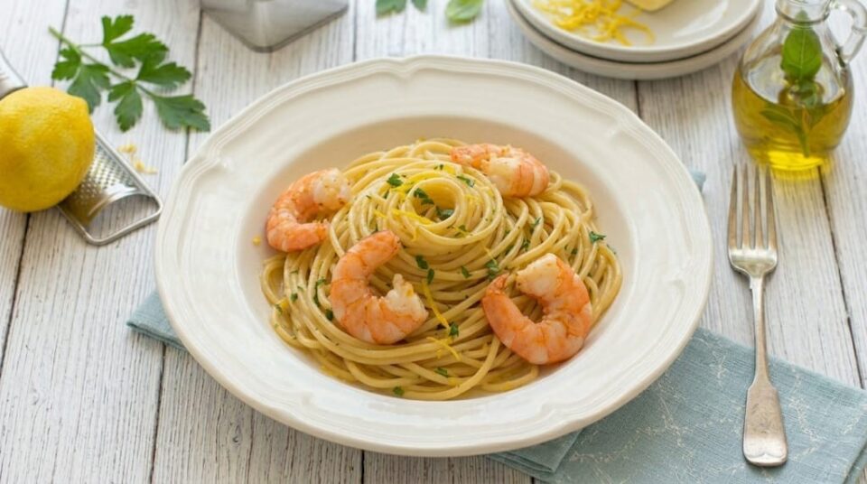 Spaghetti cremosi con limone e gamberoni