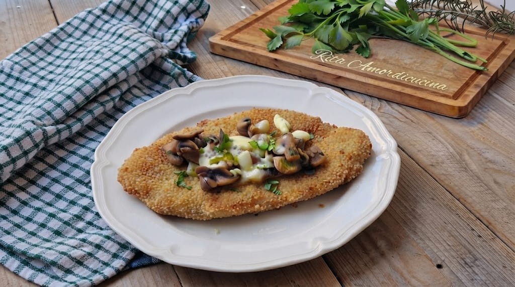 Cotoletta di pollo con funghi e mozzarella