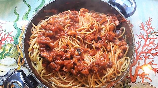 Spaghettata e secondo con ragù di polipett