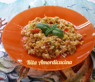 Insalata di couscous e verdure crude