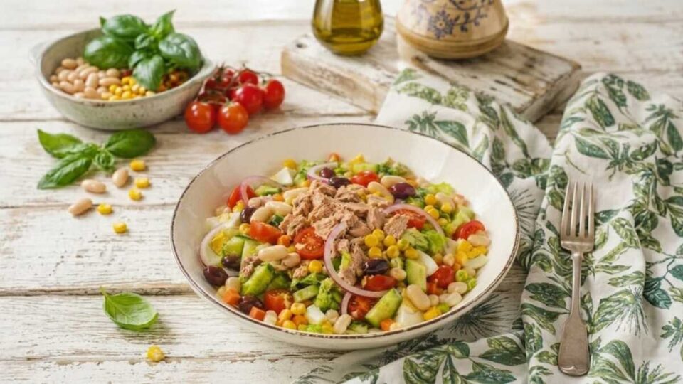 Insalata piatto unico fresco estivo