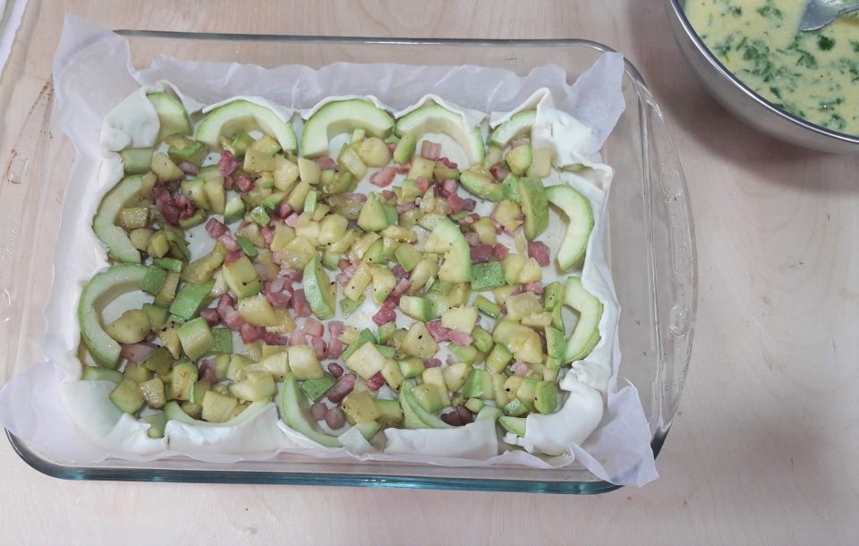 La crostata di pasta sfoglia con zucchine alla carbonara.
Scopri la bontà della carbonara in una crostata di pasta sfoglia veramente spaziale.