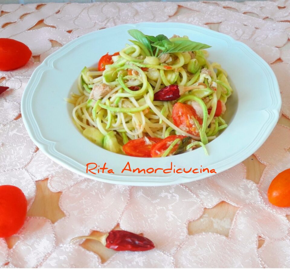 Spaghetti con zucchine pomodorini e tonno