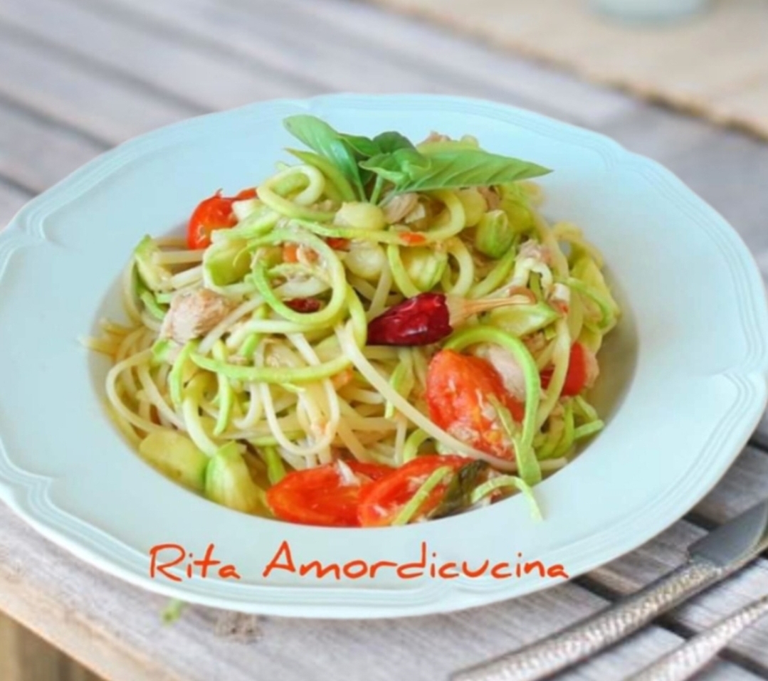 Spaghetti con zucchine pomodorini e tonno - Rita Amordicucina